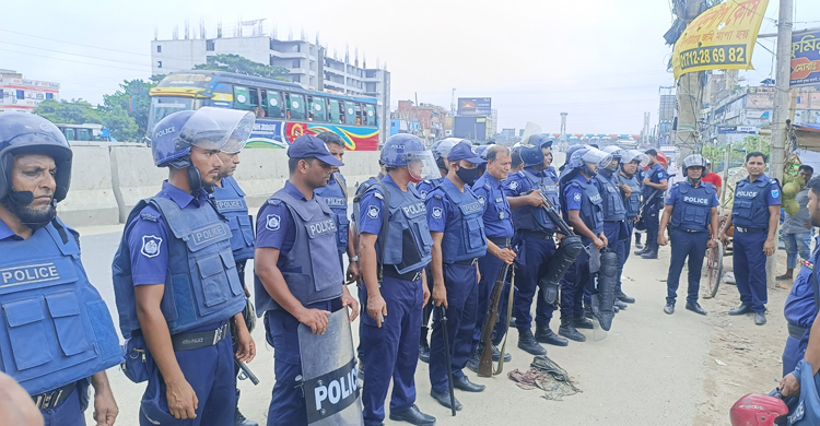 র‌্যাব-পুলিশের দখলে ঢাকা-চট্টগ্রাম মহাসড়ক