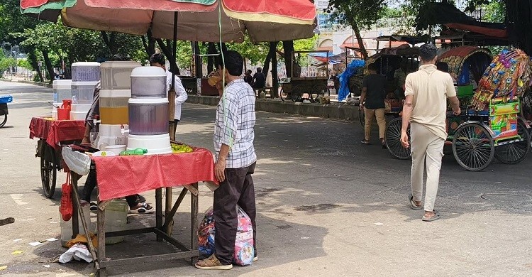 গরমে বাইরে থাকা দায়, ফুটপাতের শরবতেই ভরসা অনেকের