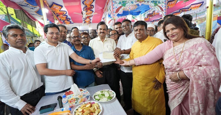 ঢাকা-১৭ আসনের চার মন্দিরে আর্থিক অনুদান দিলেন প্রধানমন্ত্রী