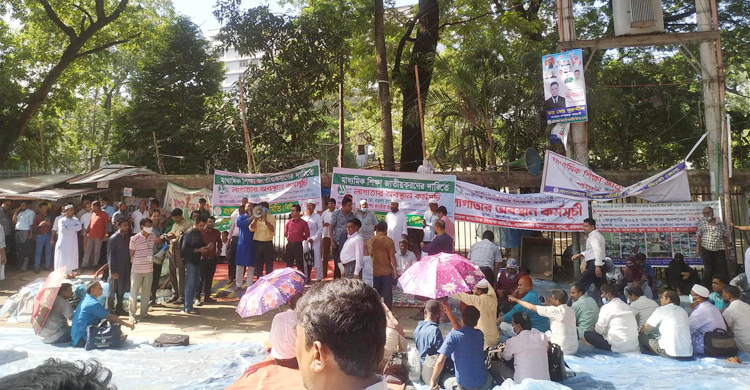 টানা ৮ দিন অবস্থান কর্মসূচিতে বেসরকারি শিক্ষকরা