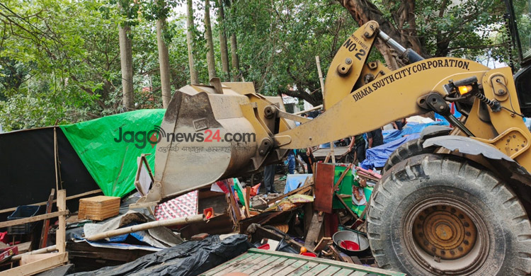 সোহরাওয়ার্দী উদ্যানের শতাধিক স্থাপনা গুঁড়িয়ে দিলো দক্ষিণ সিটি
