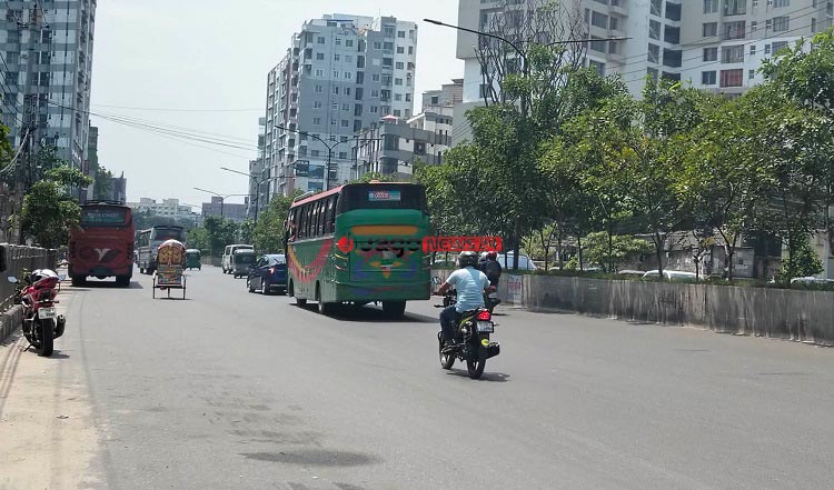 ‘ফাঁকা ঢাকায়’ ফেরা শুরু, সড়কে বেড়েছে গণপরিবহন