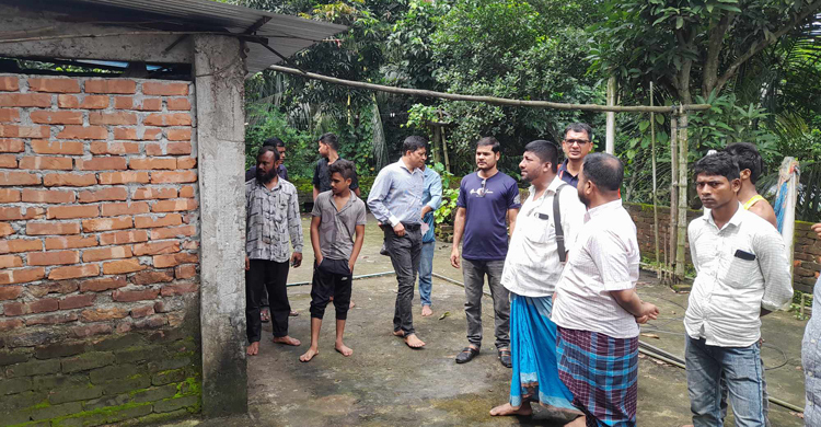 সপরিবারে ঢাকায় গেলেন ব্যবসায়ী, বাড়ি থেকে উধাও সোনা-টাকা