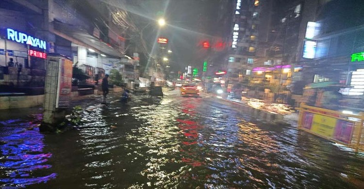 রাতের বৃষ্টিতে জলাবদ্ধতা, ভোগান্তিতে রাজধানীবাসী