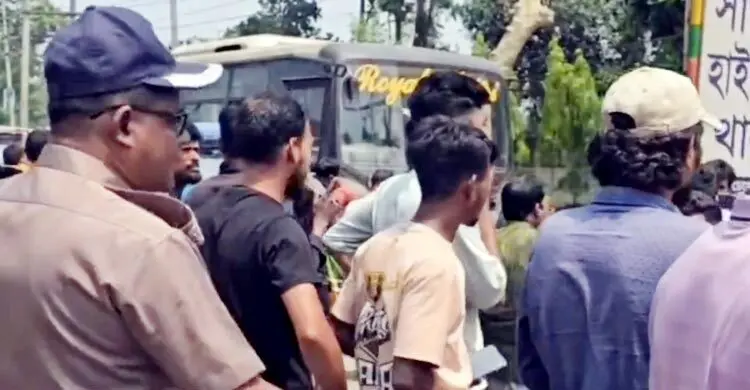 সাভারে থ্রি-হুইলারের বিরুদ্ধে অভিযান, পুলিশের ওপর হামলা