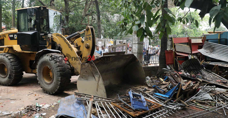 সোহরাওয়ার্দী উদ্যানের শতাধিক স্থাপনা গুঁড়িয়ে দিলো দক্ষিণ সিটি
