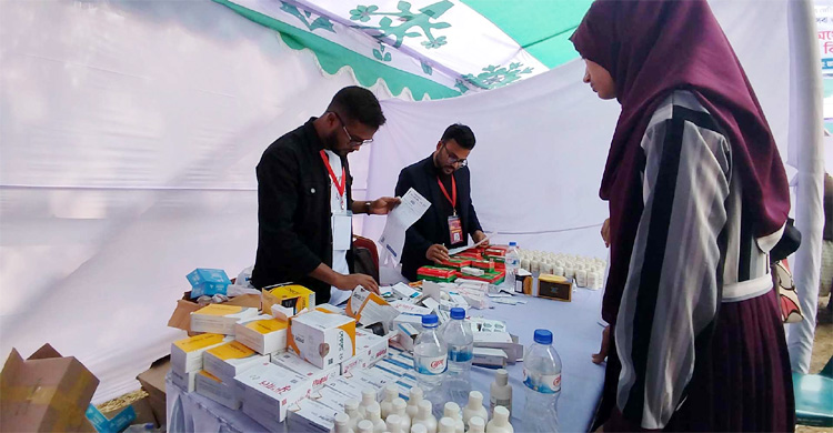 ঢাবিতে চলছে বিনামূল্যে স্বাস্থ্যসেবা কার্যক্রম