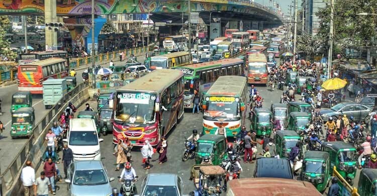 ফেরার স্রোতে জেগে উঠল ঢাকা