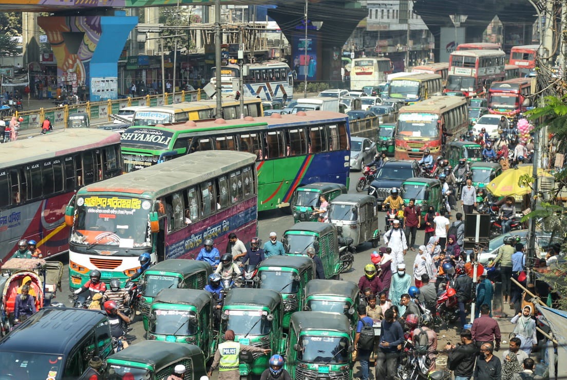 ফেরার স্রোতে জেগে উঠল ঢাকা