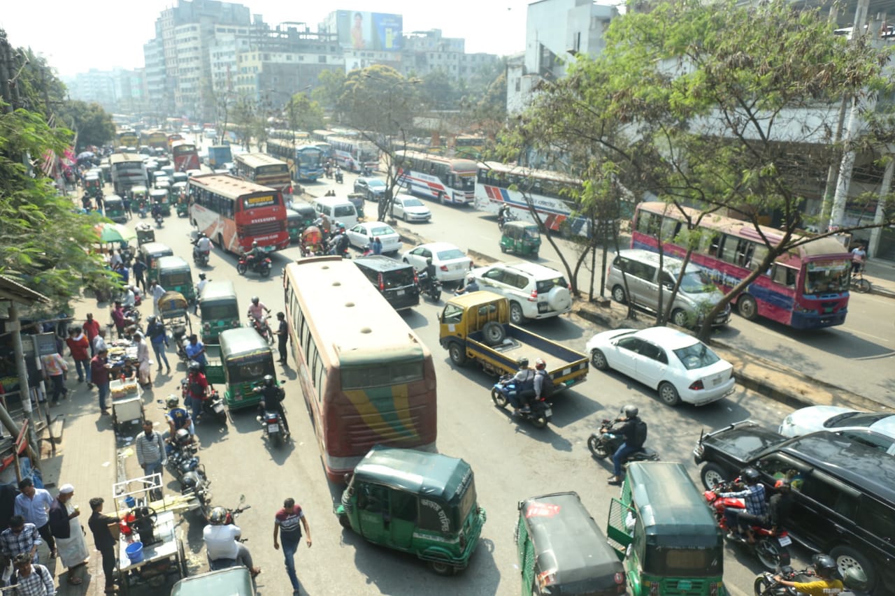 ফেরার স্রোতে জেগে উঠল ঢাকা