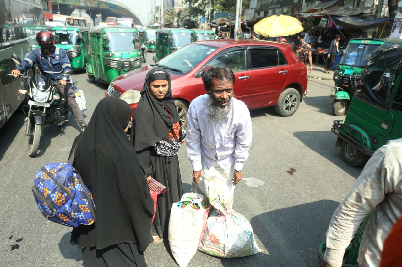 ফেরার স্রোতে জেগে উঠল ঢাকা