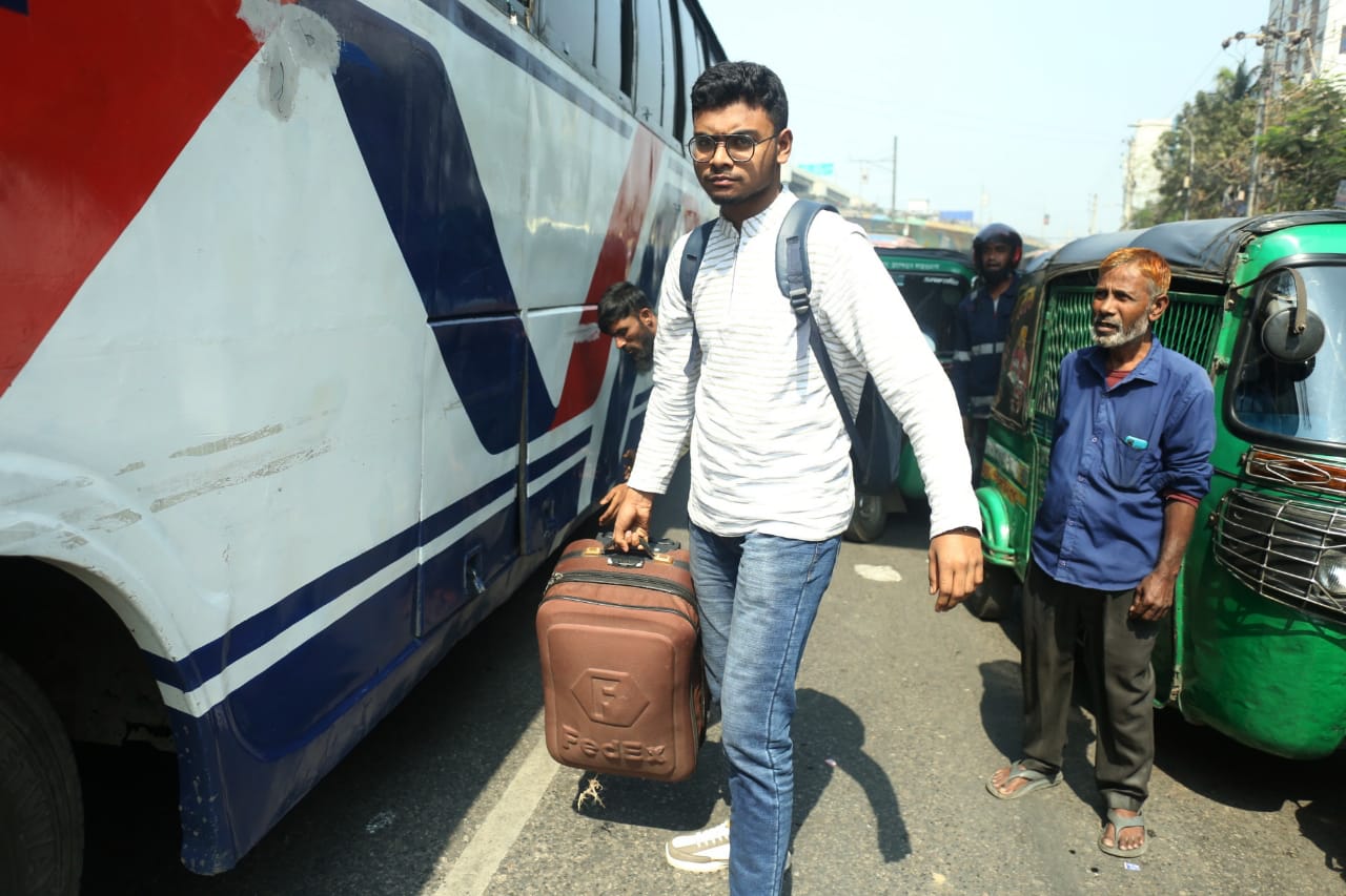 ফেরার স্রোতে জেগে উঠল ঢাকা