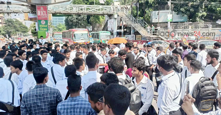 ঢাকা কলেজ শিক্ষার্থীদের সায়েন্সল্যাব মোড় অবরোধ
