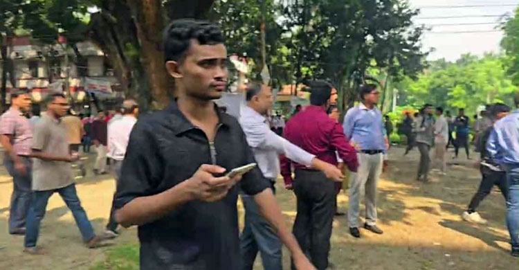 ঢাকা কলেজে শিক্ষক-শিক্ষার্থী ধস্তাধস্তি