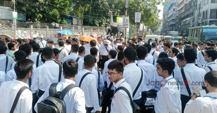 ঢাকা কলেজ শিক্ষার্থীদের সায়েন্সল্যাব মোড় অবরোধ