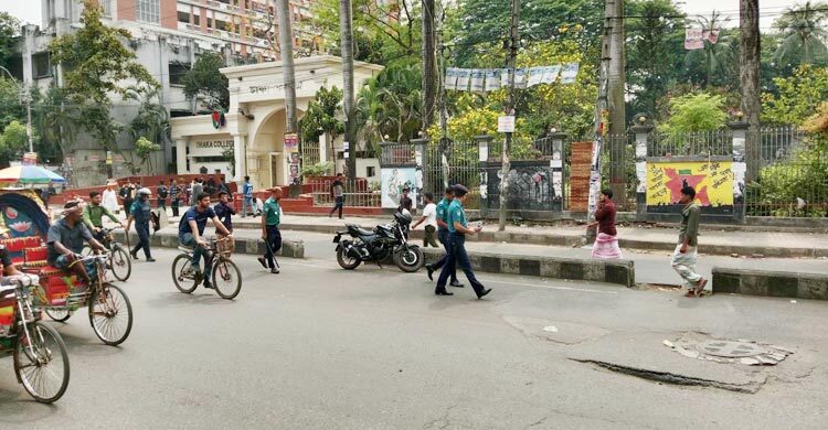 পুলিশের ধাওয়ায় ছত্রভঙ্গ ঢাকা কলেজের শিক্ষার্থীরা