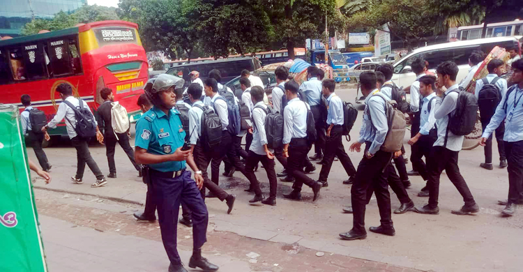 ঢাকা কলেজ ও আইডিয়াল কলেজের শিক্ষার্থীদের সংঘর্ষ