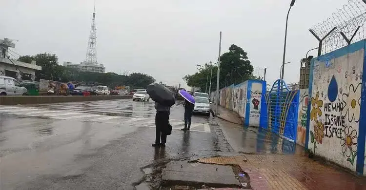 ঢাকায় দুপুরের মধ্যে বজ্রসহ বৃষ্টির পূর্বাভাস
