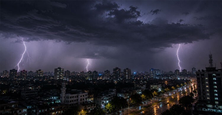 রাতেও ঢাকায় বজ্রসহ বৃষ্টির আভাস