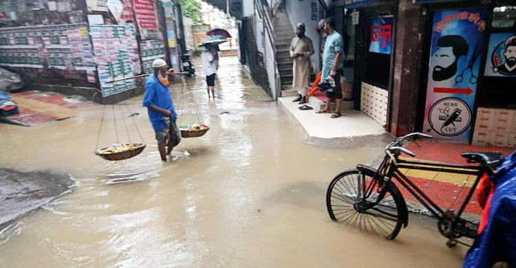 বৃষ্টিতে জলাবদ্ধতা-যানজট, জনজীবনে ভোগান্তি