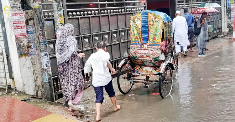 বৃষ্টিতে জলাবদ্ধতা-যানজট, জনজীবনে ভোগান্তি