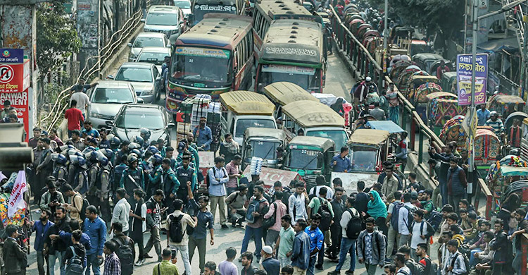 শিক্ষার্থীদের সড়ক অবরোধে অচল ঢাকা, ভোগান্তি চরমে