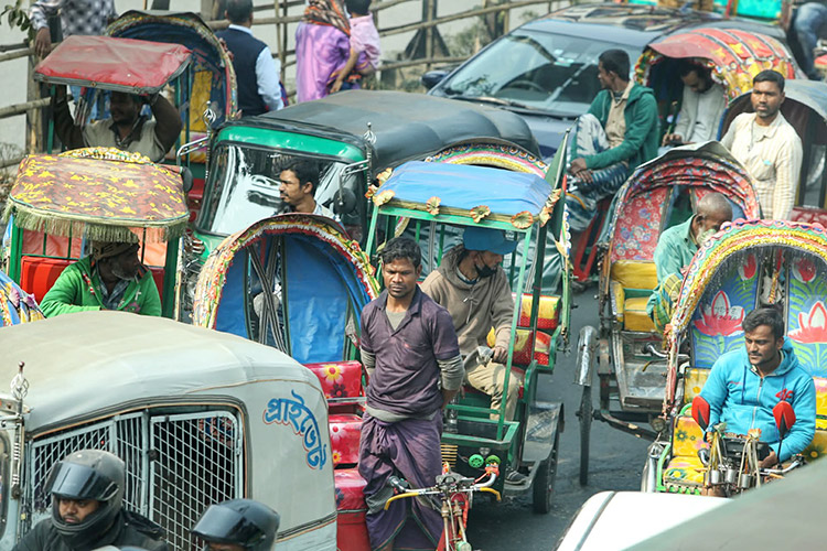 শিক্ষার্থীদের সড়ক অবরোধে অচল ঢাকা, ভোগান্তি চরমে