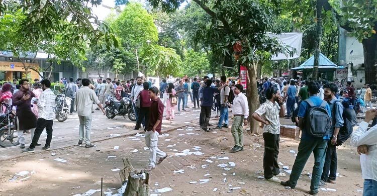 শেষ দিনের গণসংযোগে ব্যস্ত প্রার্থীরা, সবার হাতে প্রচারপত্র