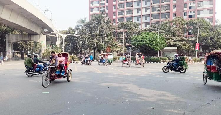 বিজয় দিবসে ঢাকায় গণপরিবহন কম, সড়ক প্রায় ফাঁকা