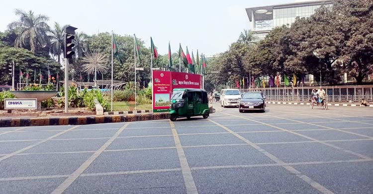 বিজয় দিবসে ঢাকায় গণপরিবহন কম, সড়ক প্রায় ফাঁকা