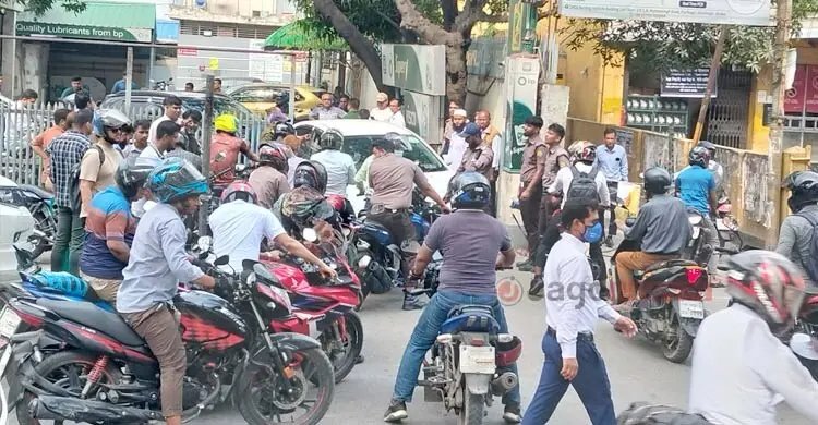 তেলের দাম বাড়লো, কমলো না ভিড়: পাম্পে আগের মতোই দীর্ঘ অপেক্ষা