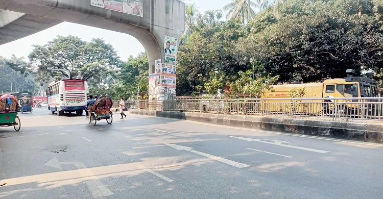 বিজয় দিবসে ঢাকায় গণপরিবহন কম, সড়ক প্রায় ফাঁকা