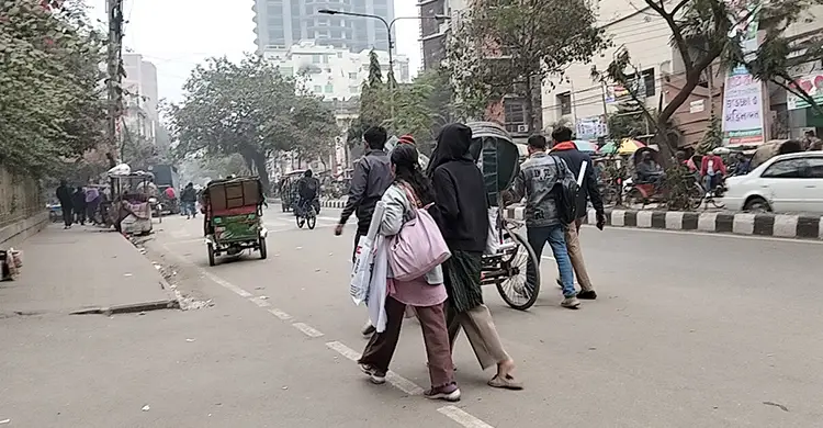 তীব্র শীতে ফাঁকা পুরান ঢাকা, বাড়ছে ঠান্ডাজনিত অসুস্থতা