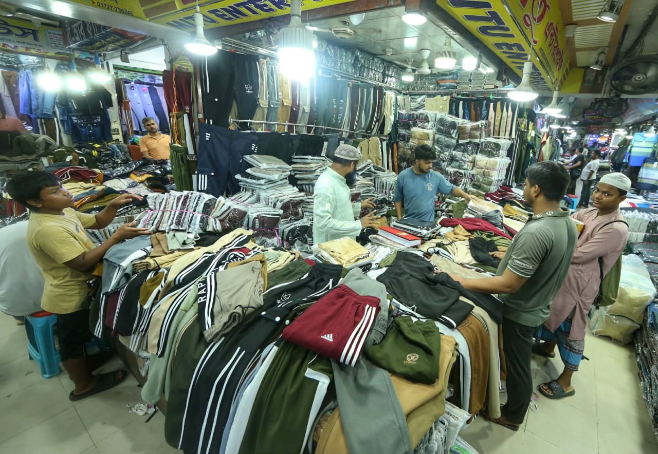 শীতের আগমনে জমে উঠেছে ঢাকার পাইকারি বাজার