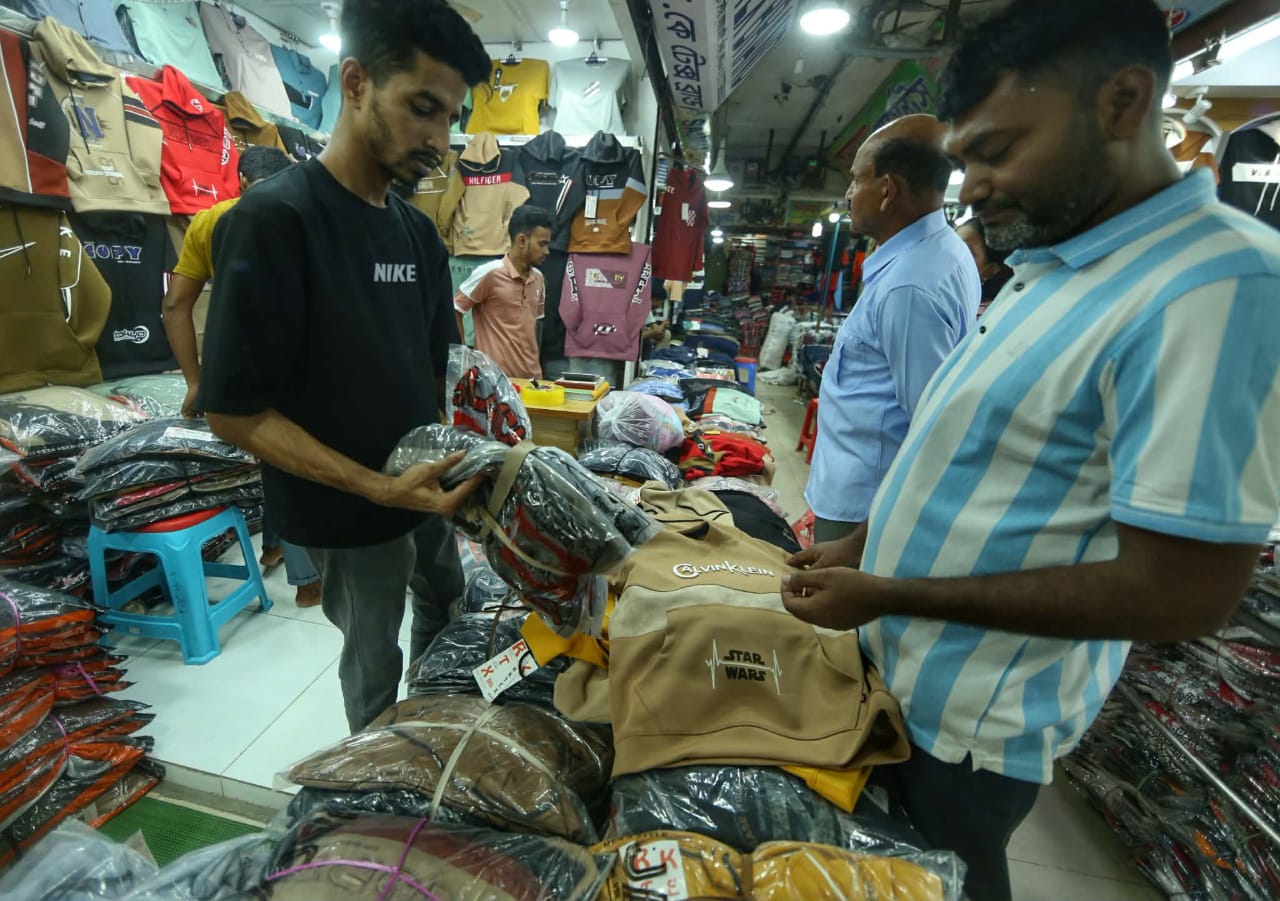 শীতের আগমনে জমে উঠেছে ঢাকার পাইকারি বাজার