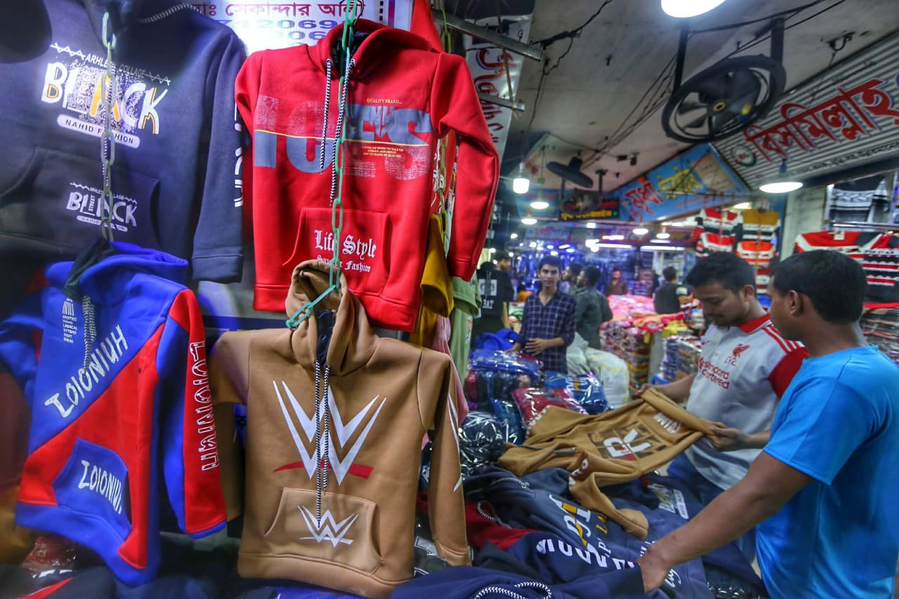 শীতের আগমনে জমে উঠেছে ঢাকার পাইকারি বাজার