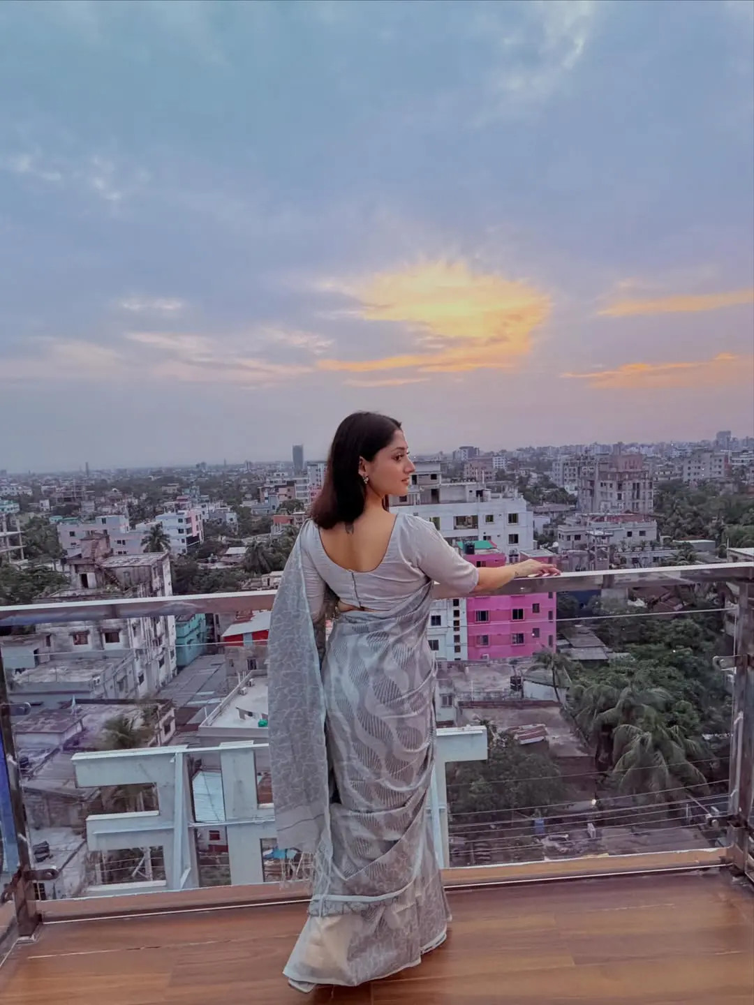 ধূসর শাড়িতে পূজার নীরব গ্ল্যামার