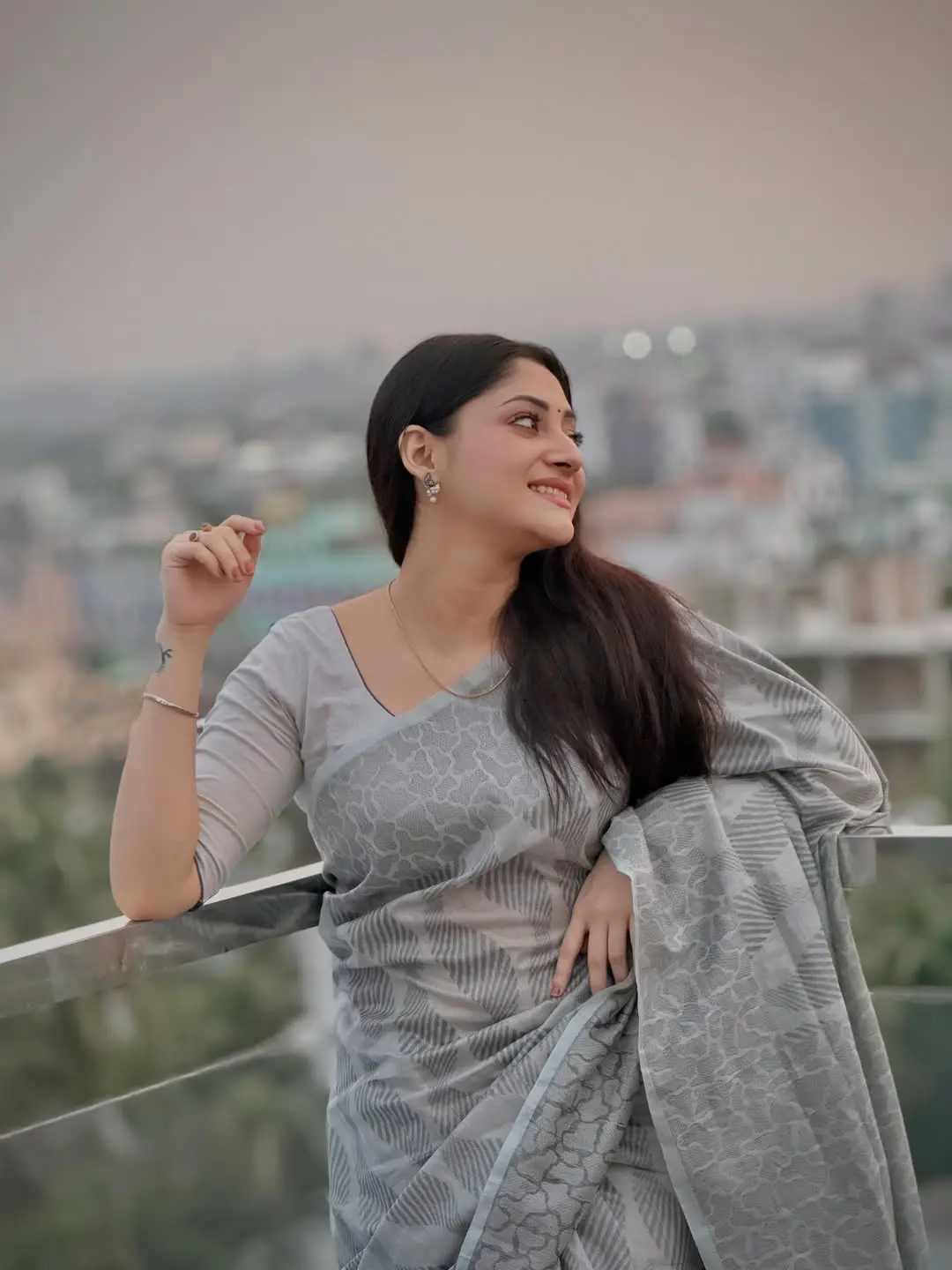 ধূসর শাড়িতে পূজার নীরব গ্ল্যামার