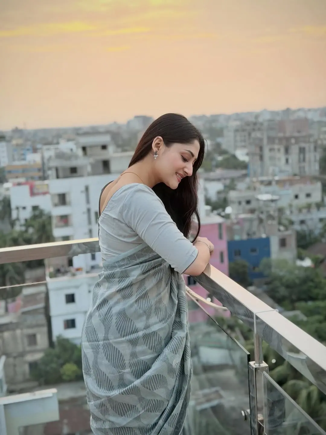 ধূসর শাড়িতে পূজার নীরব গ্ল্যামার