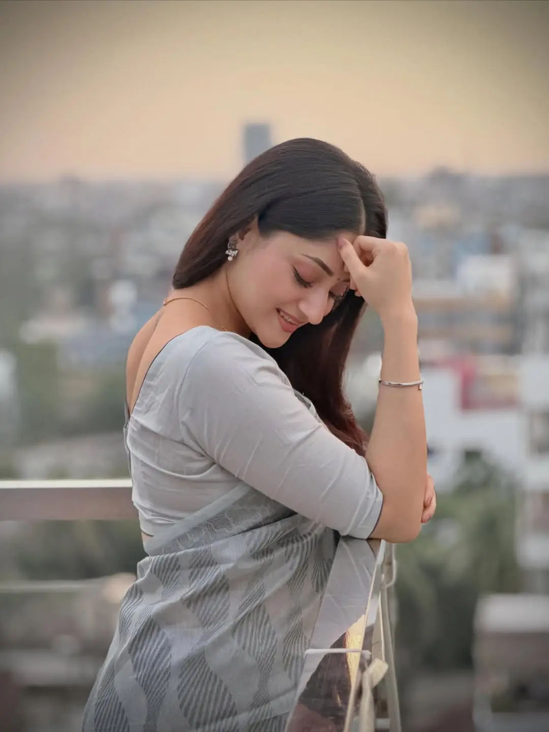 ধূসর শাড়িতে পূজার নীরব গ্ল্যামার
