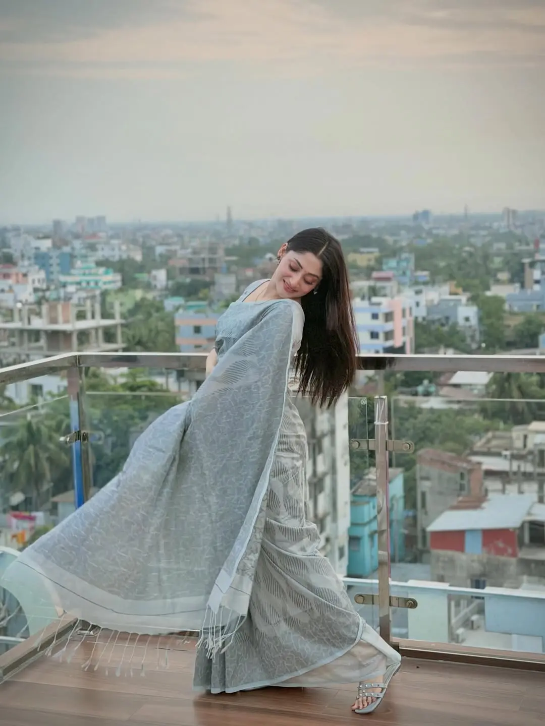 ধূসর শাড়িতে পূজার নীরব গ্ল্যামার