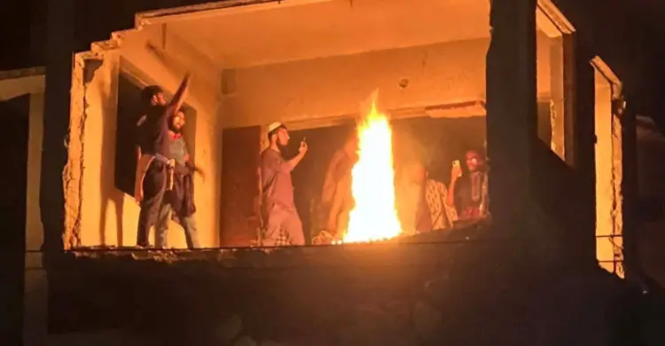 ধানমন্ডি ৩২ নম্বরে বিক্ষুব্ধ জনতার আগুন-ভাঙচুর