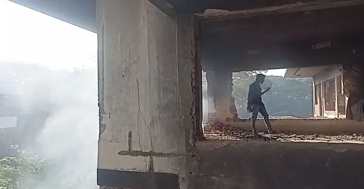 শুক্রবার সকালেও ধানমন্ডি ৩২ নম্বরে চলছে ভাঙচুর