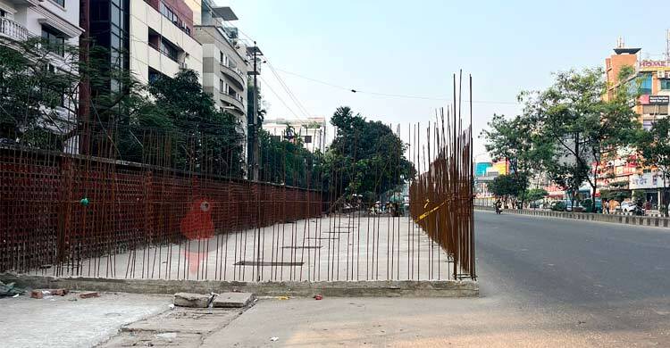 ব্যস্ততম সড়ক-ফুটপাত দখল করে সিটি করপোরেশনের স্থাপনা