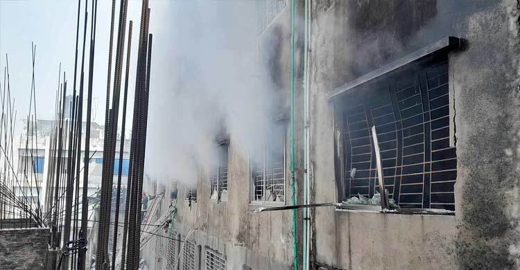পোড়া ভবন থেকে এখনো বেরোচ্ছে ধোঁয়া