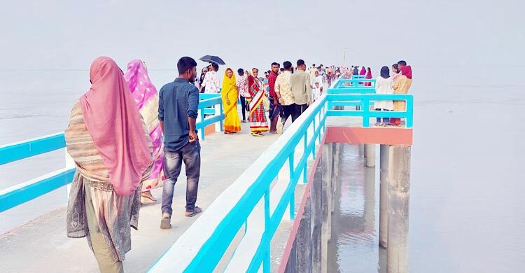 যমুনার পাড়ে উপচেপড়া ভিড়