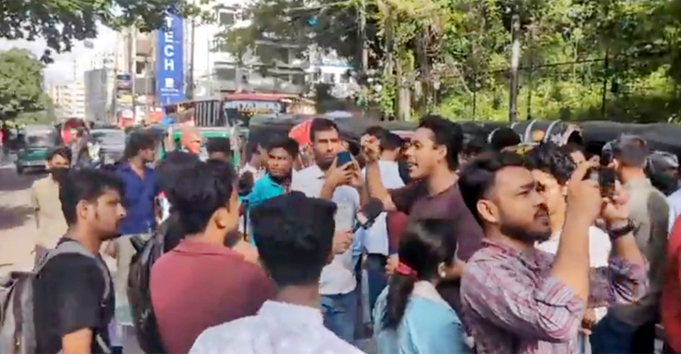 চট্টগ্রামে ডিআইজি অফিস ঘেরাও, সড়ক অবরোধ