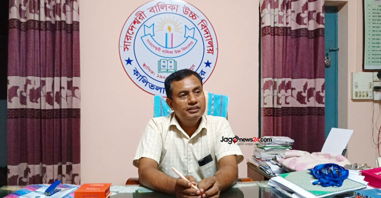 বিদ্যালয় ও ছাত্রীদের জীবন একসঙ্গে গড়ে চলেছেন শিক্ষক রতন কুমার