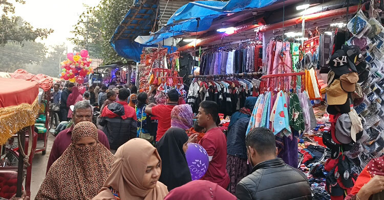 ছুটির দিনে দিনাজপুরে পুরাতন কাপড়ের দোকানে ভিড়