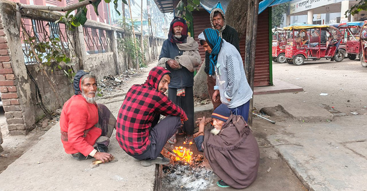 হিমেল হাওয়ায় শীতে কাঁপছে দিনাজপুর